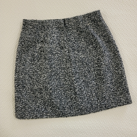 H&M Classic Black and White Tweed Mini Skirt Size 2 Straight Pencil Textured - Picture 6 of 10